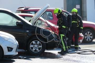 Los bomberos sofocan el incendio de un vehículo en San Juan  (Foto TA)